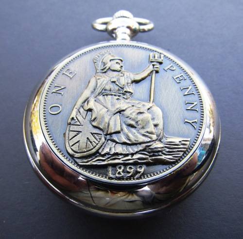 MINT AND BOXED "QUEEN VICTORIA 1899" SILVER COLOURED QUARTZ POCKET WATCH IN 100% WORKING ORDER.