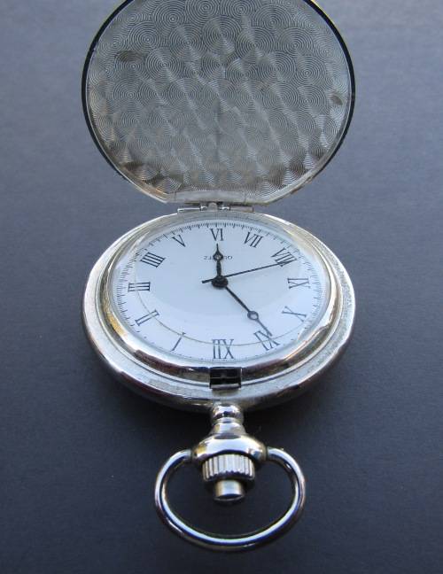 MINT AND BOXED "QUEEN VICTORIA 1899" SILVER COLOURED QUARTZ POCKET WATCH IN 100% WORKING ORDER.