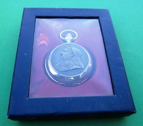 MINT AND BOXED "QUEEN VICTORIA 1899" SILVER COLOURED QUARTZ POCKET WATCH IN 100% WORKING ORDER.