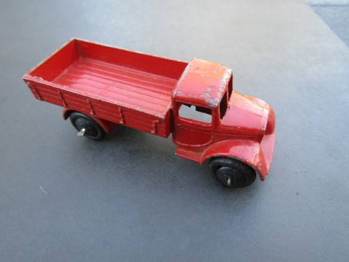 SCARCE VINTAGE DIE-CAST METAL TRUCK WITH RUBBER WHEELS BY `MECCANO DINKY` FROM ENGLAND.