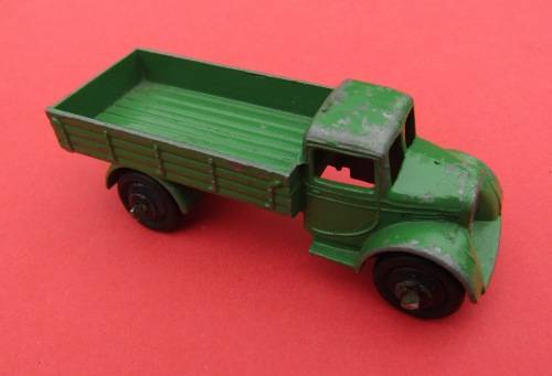 SCARCE VINTAGE DIE-CAST METAL TRUCK WITH RUBBER WHEELS BY `MECCANO DINKY` FROM ENGLAND.