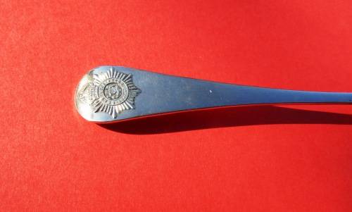 LARGE VINTAGE `SUID-AFRIAANSE POLIESIE` CAP BADGE WITH 3 BUTTONS AND A .925 GENUINE SILVER SPOON.