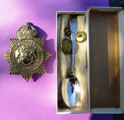 LARGE VINTAGE `SUID-AFRIAANSE POLIESIE` CAP BADGE WITH 3 BUTTONS AND A .925 GENUINE SILVER SPOON.