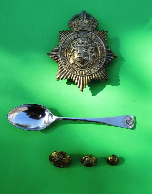 LARGE VINTAGE `SUID-AFRIAANSE POLIESIE` CAP BADGE WITH 3 BUTTONS AND A .925 GENUINE SILVER SPOON.