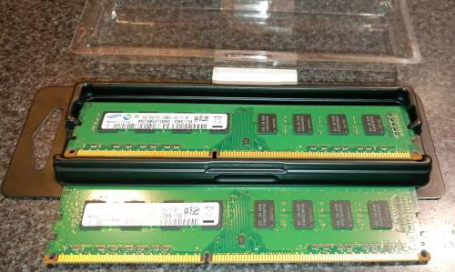 Samsung 4GB (1x4GB) 2rx8 pc3-10600s-09-11-b1 240-Pin DDR3 SDRAM DDR3 1333 (PC3 10600) Desktop Memory