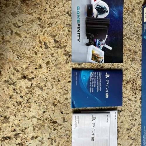 Playstation 4 Pro4, 2x controllers and disc games