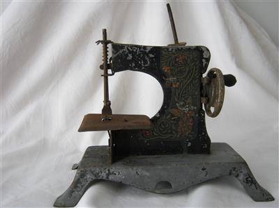 VINTAGE MODEL CHILDS SEWING MACHINE...20cm LONG X 11cm WIDE..