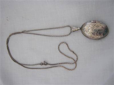 VINTAGE STERLING SILVER LOCKET ON A SILVER CHAIN..3.50CM LONG X 2.50cm WIDE..CHAIN 61.50cm LONG