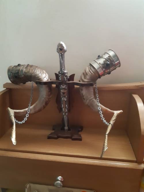 VIKING DRINKING HORNS WITH STAND AND DAGGER