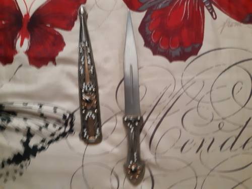 VIKING DRINKING HORNS WITH STAND AND DAGGER