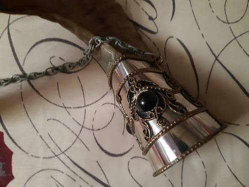 VIKING DRINKING HORNS WITH STAND AND DAGGER