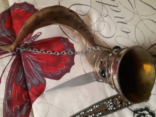 VIKING DRINKING HORNS WITH STAND AND DAGGER
