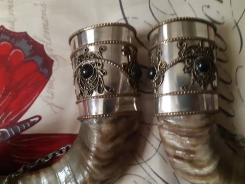 VIKING DRINKING HORNS WITH STAND AND DAGGER