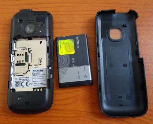 Nokia Cell Phone. Battery doesn't Charge. For spares or restoration