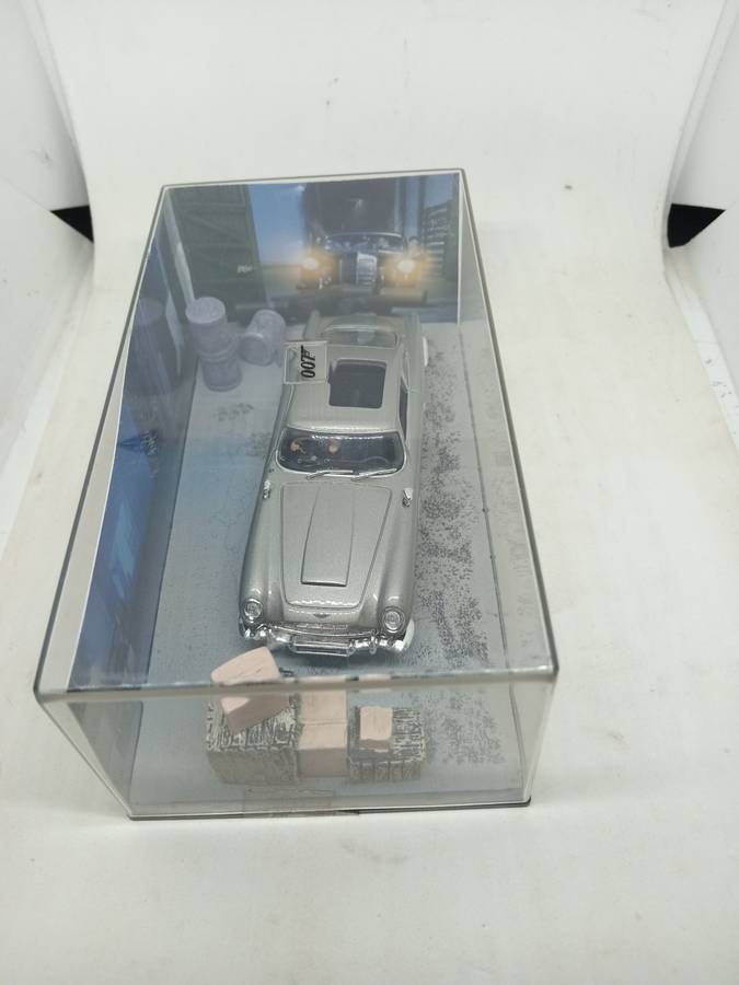 Aston Martin DB5 Gold Finger 007 Edition Sealed with book