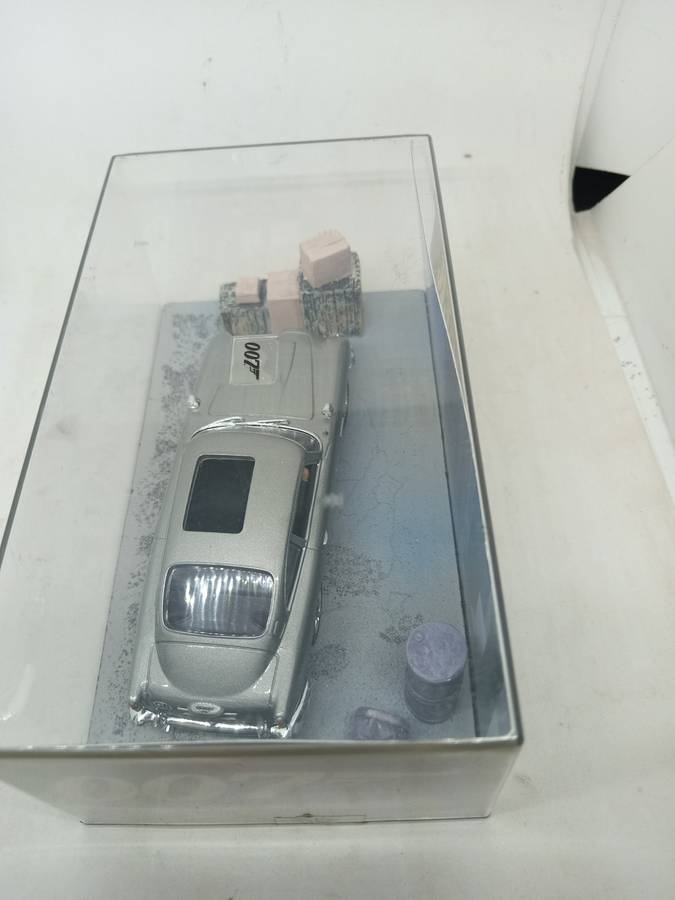 Aston Martin DB5 Gold Finger 007 Edition Sealed with book