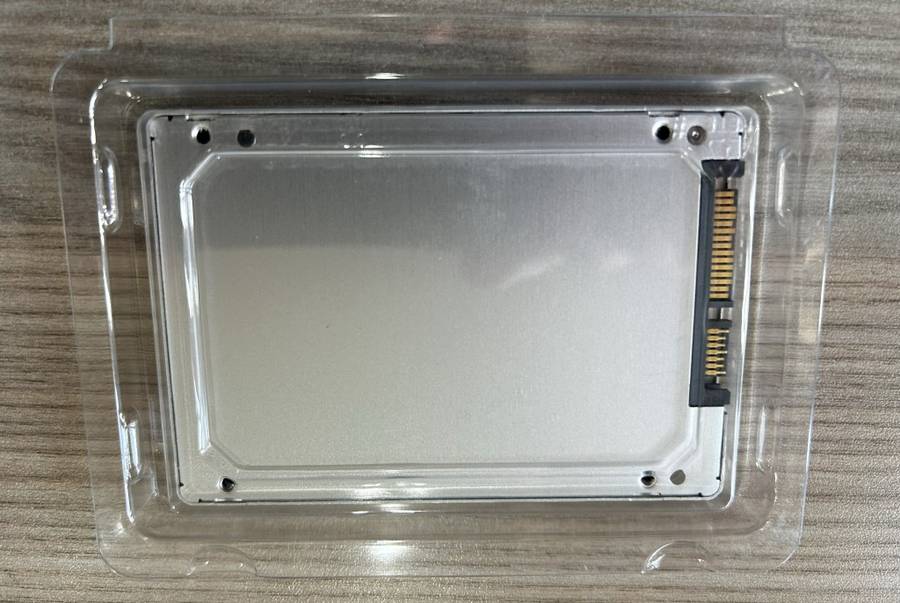 Micron 3.8TB 2.5` 3D QLC NAND SSD