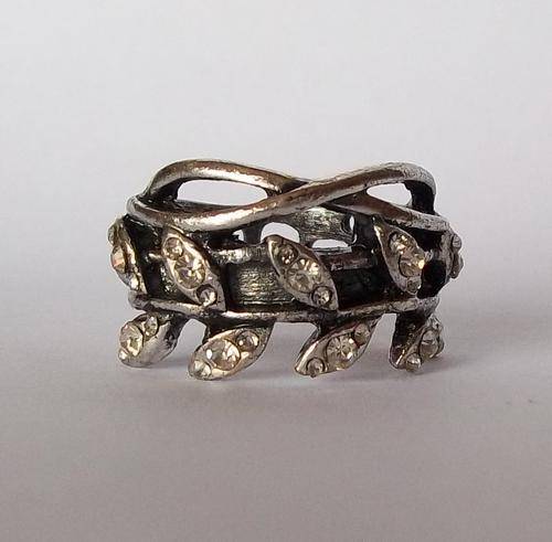 BEST SELLER!! .. UNIQUE DESIGN RING 7  MAKE A DIFFERENCE  -  PLACE YOUR BID NOW DON'T MISS THIS RING