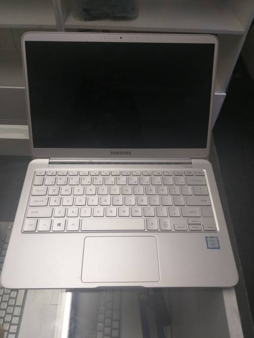 Samsung NP900x3N** Core i5 **8gramNO SSD** NO CHARGER** MOTHERBOARD** ON BUT NO DISPLAY