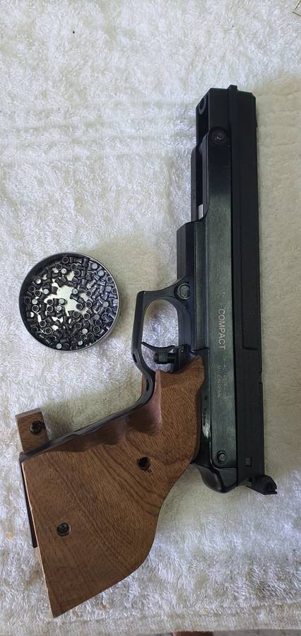 GAMO Compact Air Pistol in 100% working condition, way under R4000 market price !! Great Christmas g