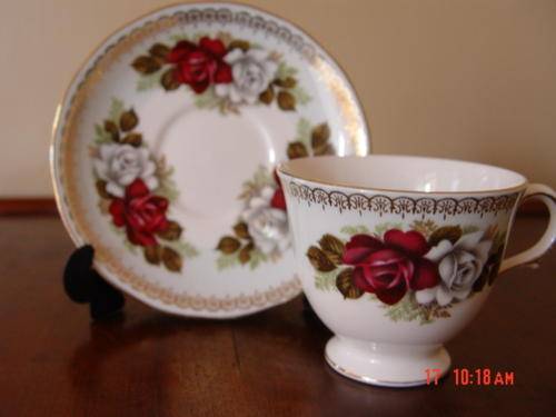 QUEEN ANNE DUO- RED AND WHITE ROSES