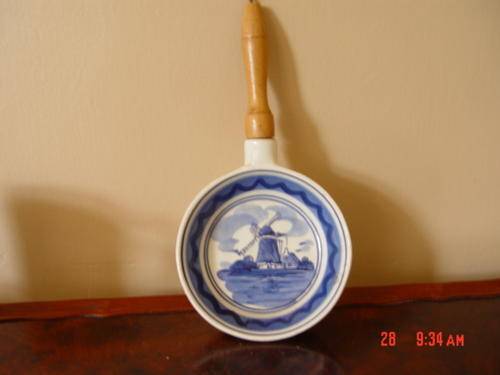 Delft Hand painted Blauw Frying Pan with Wooden Handle from Holland