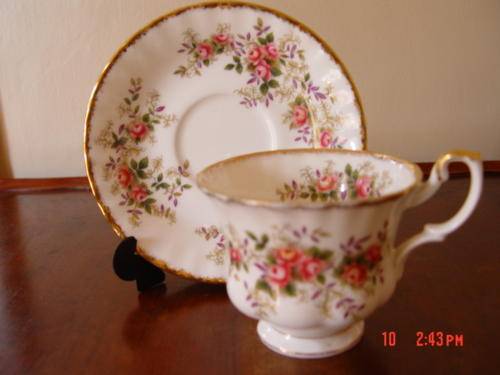 Royal Albert Duo Stratford Rose Bone China