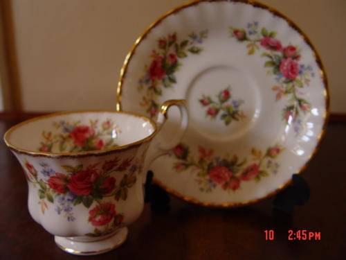 Royal Albert Duo Canterbury Rose Bone China
