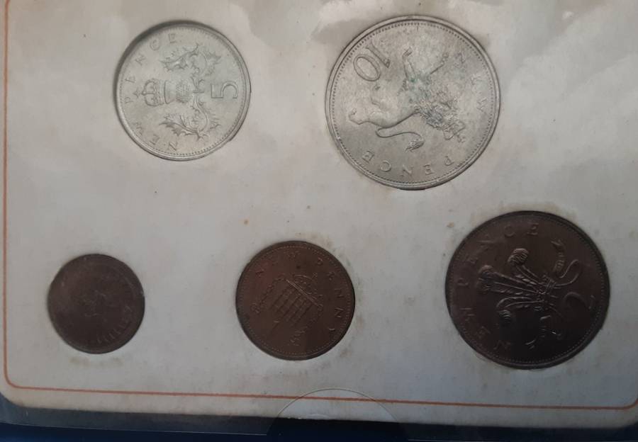 Britain`s First Decimal Coins + 1919 3 pence + 1891 1 penny + 1953 3 pence + 3x 1965 Churchill Crown