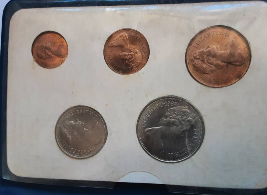 Britain`s First Decimal Coins + 1919 3 pence + 1891 1 penny + 1953 3 pence + 3x 1965 Churchill Crown