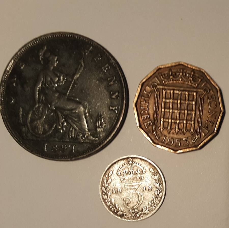 Britain`s First Decimal Coins + 1919 3 pence + 1891 1 penny + 1953 3 pence + 3x 1965 Churchill Crown