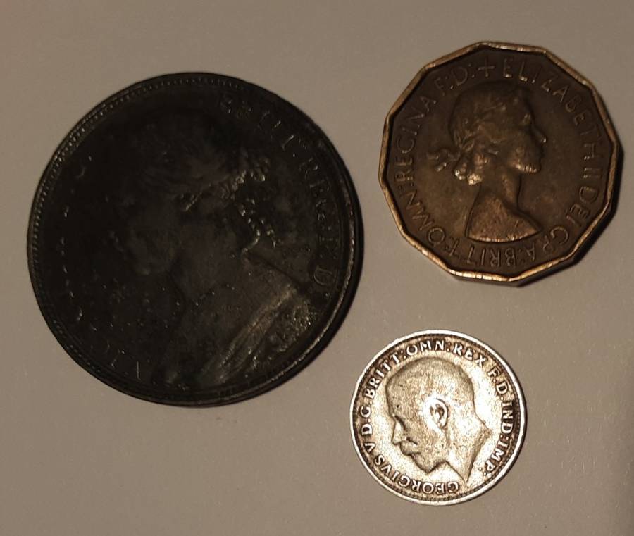 Britain`s First Decimal Coins + 1919 3 pence + 1891 1 penny + 1953 3 pence + 3x 1965 Churchill Crown