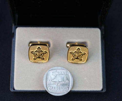 South African Defence Force gold plated cuff links with free "boedeloorgawe" coin