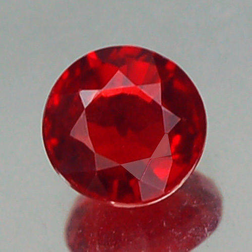 Splendid 5 mm round pigeon red Ruby