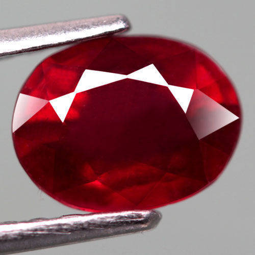 Splendid 0.7 ct oval cut pigeon red Ruby