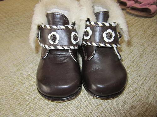 Gorgeous Pretty Originals leather baby shoes.Size 19 or 3