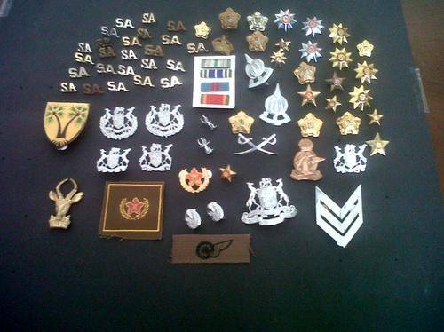 Military badges & rank insignia - job lot