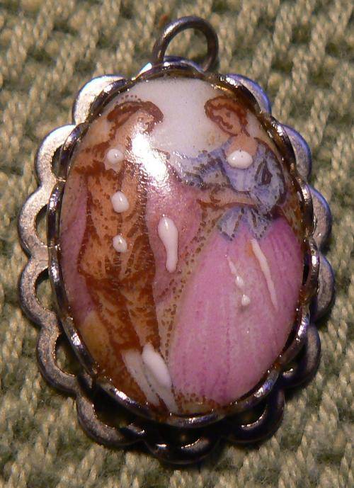 Pretty pendant of courting couple in pink, 21 x 16mm