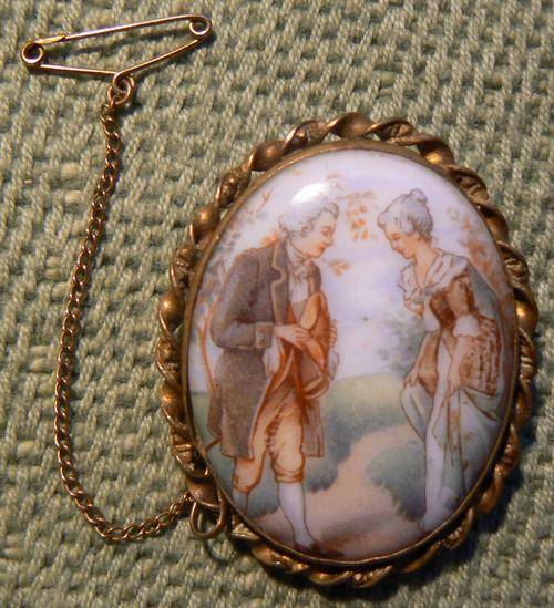 Stunning old brooch of couple, with security chain 35 x 43mm