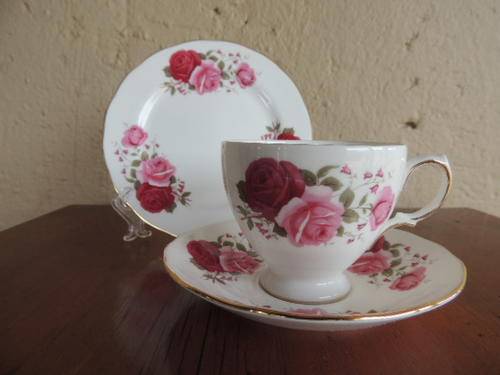 QUEEN ANNE TRIO - FABULOUS PINK ROSES