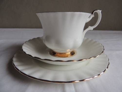 ROYAL ALBERT TRIO - "VAL D'OR"