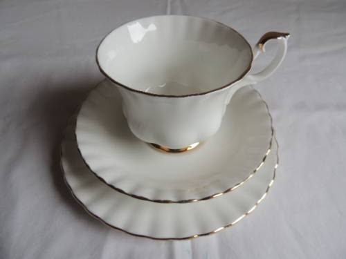 ROYAL ALBERT TRIO - "VAL D'OR"