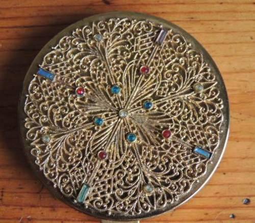 GORGEOUS POWDER COMPACT WITH DAINTY FILIGREE TOP