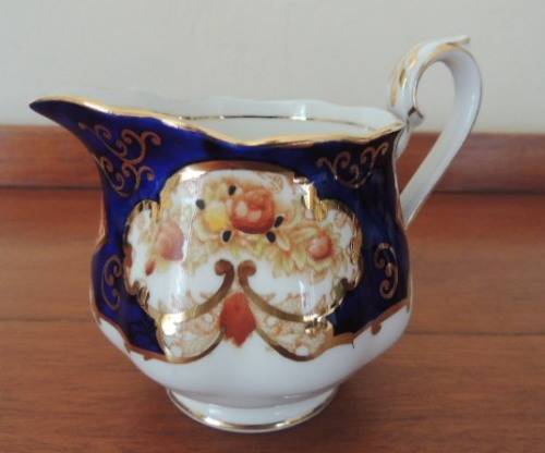 ROYAL ALBERT TEA SET 21 PIECES - "HEIRLOOM"