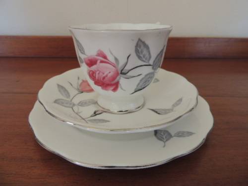 ROYAL ALBERT TEA SET - "TRENT ROSE" - 20 Pieces