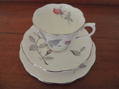 ROYAL ALBERT TEA SET - "TRENT ROSE" - 20 Pieces