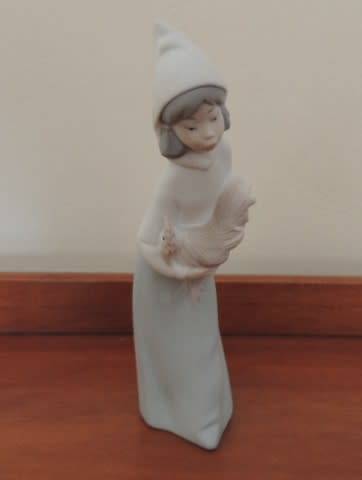 LLADRO GIRL HOLDING CHICKEN - MATT FINISH