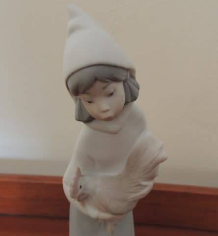 LLADRO GIRL HOLDING CHICKEN - MATT FINISH