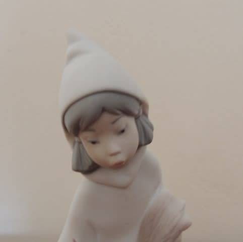 LLADRO GIRL HOLDING CHICKEN - MATT FINISH