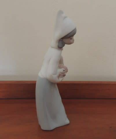LLADRO GIRL HOLDING CHICKEN - MATT FINISH